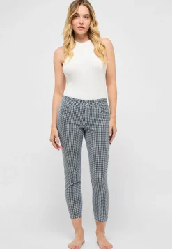Ornella with houndstooth pattern
