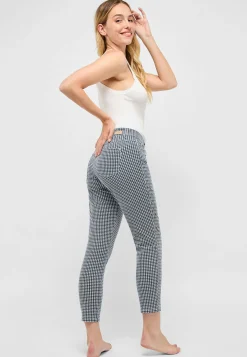 Ornella with houndstooth pattern