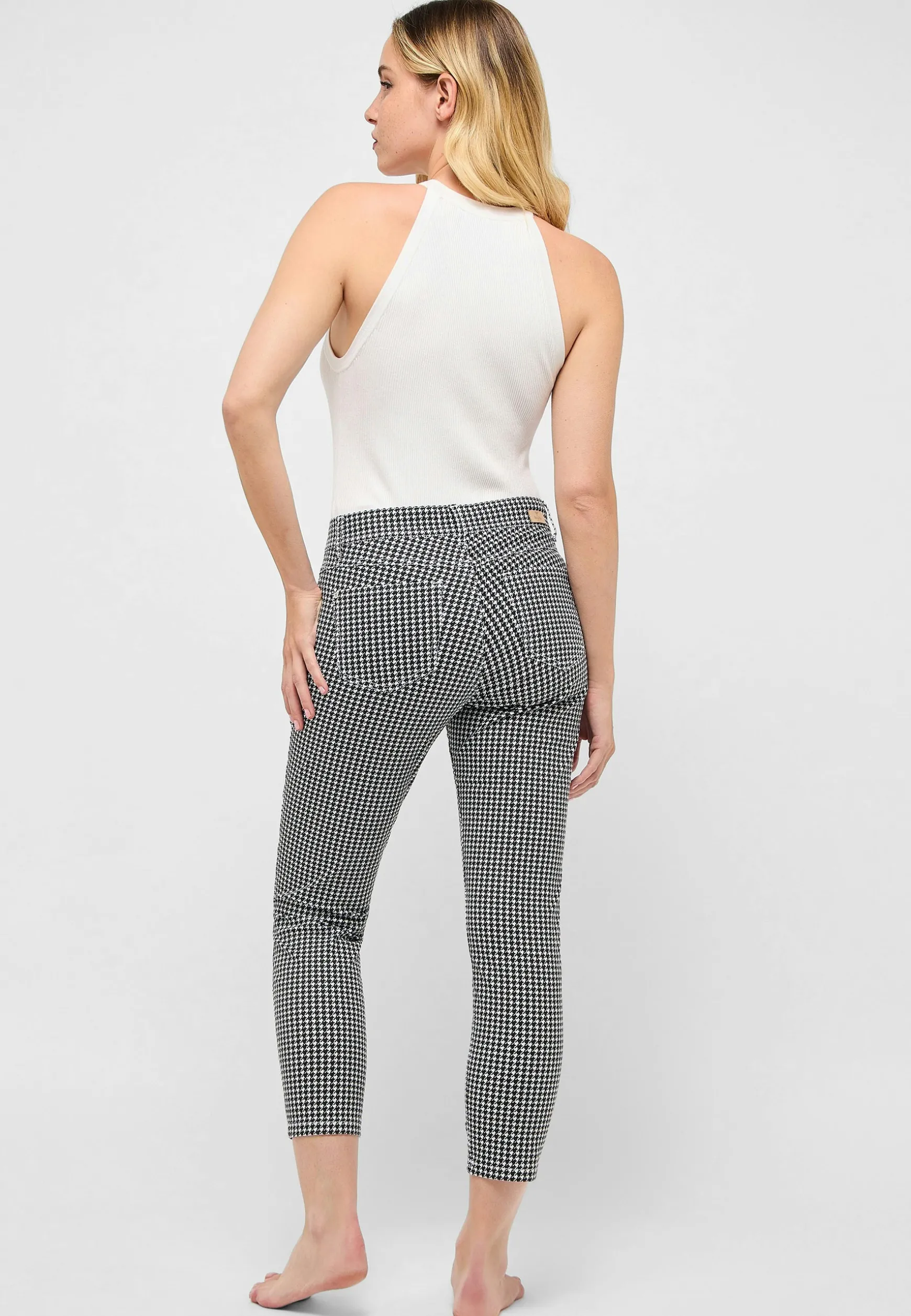Ornella with houndstooth pattern