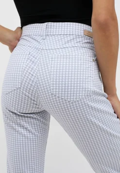 Ornella with houndstooth pattern