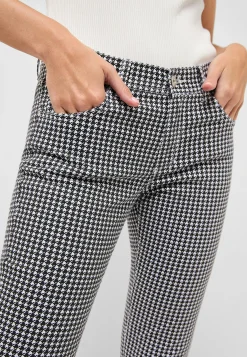 Ornella with houndstooth pattern