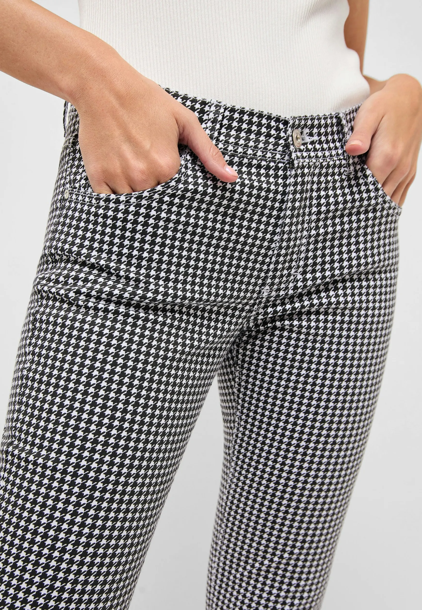 Ornella with houndstooth pattern