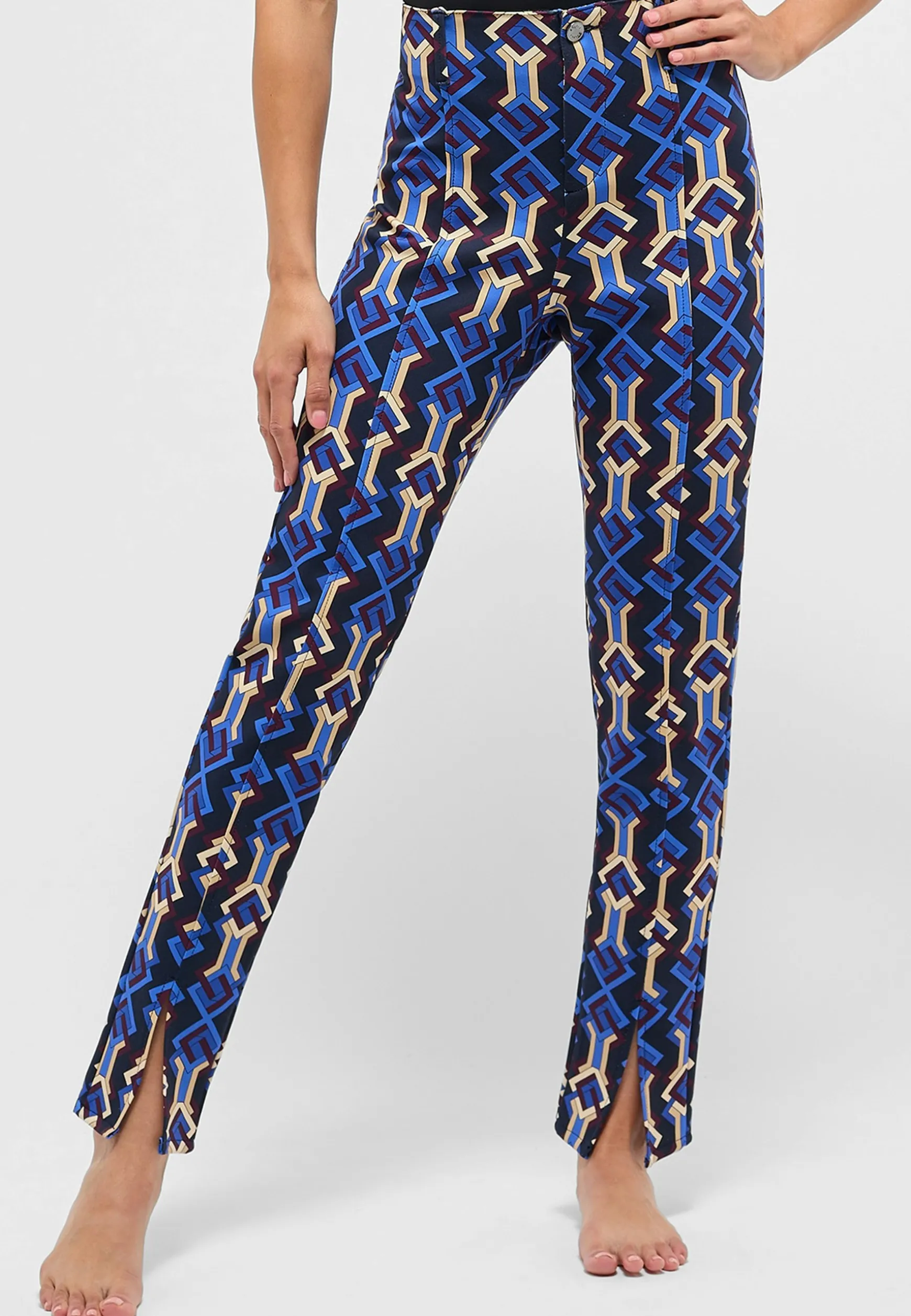 Slit slim trousers with graphic print