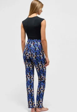Slit slim trousers with graphic print