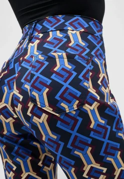Slit slim trousers with graphic print
