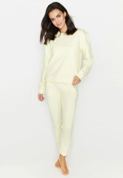 Sweater in solid pastel color