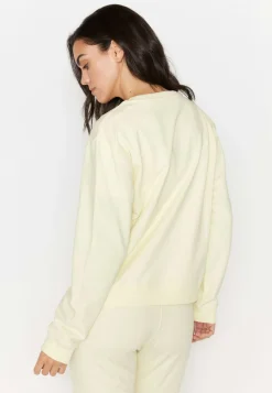 Sweater in solid pastel color