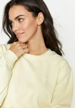 Sweater in solid pastel color