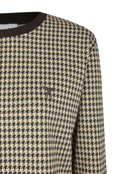 Sweater with fashionable pattern